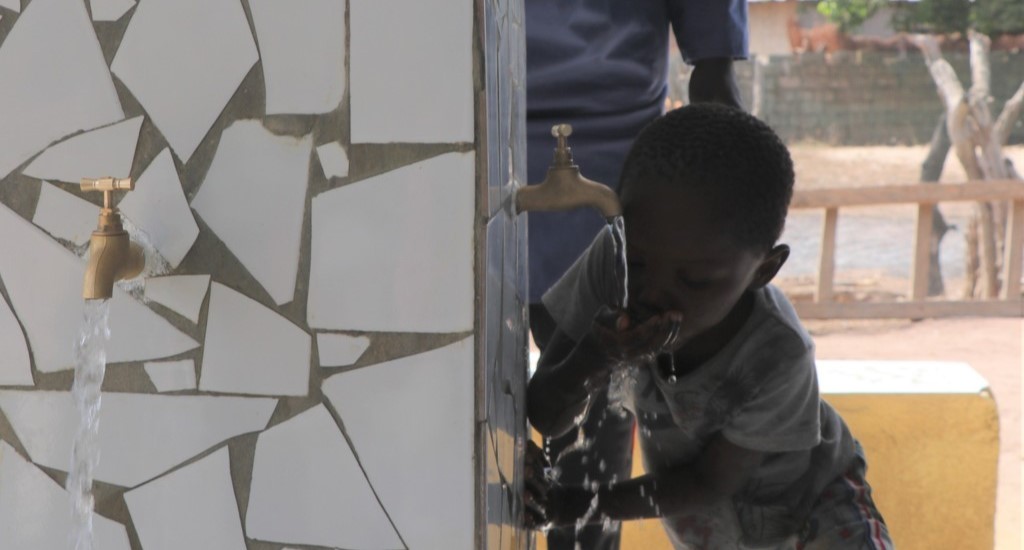 Acqua potabile in Africa Balouo Salo con kengo kuma